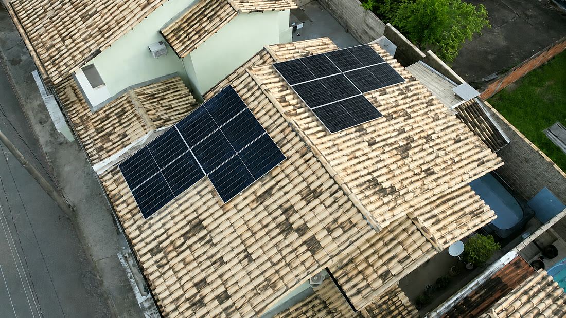 Placas solares em telhado residencial em Campo Grande, Rio de Janeiro